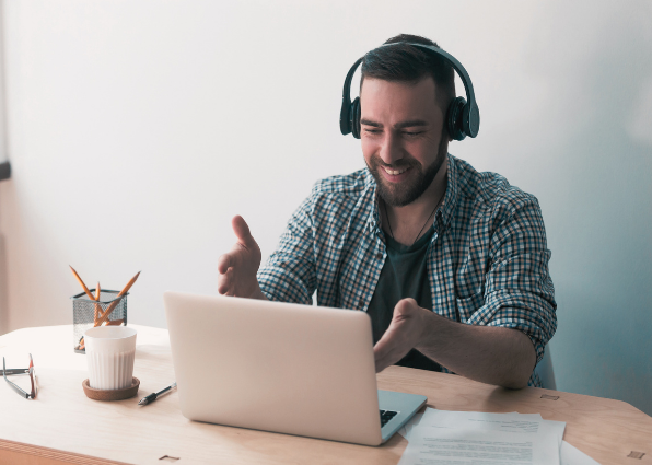 remote-worker-voip-headphones